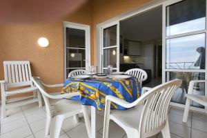 une salle à manger avec une table et des chaises blanches dans l'établissement St RAPHAEL - CAP ESTEREL Location Colette, à Saint-Raphaël