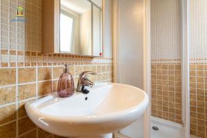 uma casa de banho com um lavatório, um espelho e um chuveiro em Villa Tambora- Costa Brava em Lloret de Mar