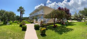 A garden outside Pelagos Studios