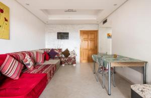 uma sala de estar com um sofá e uma mesa em Appartement 32 Ensoleillé à 5min de la Plage em El Jadida