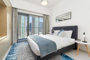 um quarto com uma cama grande e uma janela grande em Ultimate Stay / 5 min walk from Dubai Mall / Brand New / Downtown em Dubai
