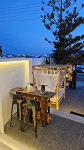 una mesa de madera y sillas en un patio en Mykonos Double Luxury Mini Suites - Adults only, en Ano Mera