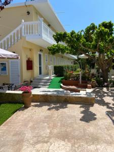 A garden outside Pelagos Studios