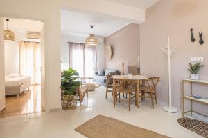een woonkamer en eetkamer met een tafel en stoelen bij Nomad Pennie Home by CloudKeys in Athene