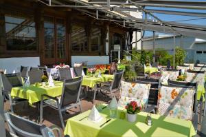 grupa stołów i krzeseł z limonkowo zielonymi obrusami w obiekcie Hotel Restaurant Thum w mieście Balingen