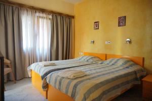 sypialnia z łóżkiem i dwoma ręcznikami na nim w obiekcie Katerini Apartments Hotel w mieście Platanes