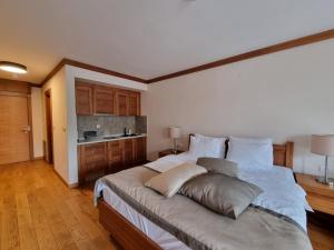 a bedroom with a large bed with white sheets and pillows at Apartman aparthotel Vučko in Jahorina
