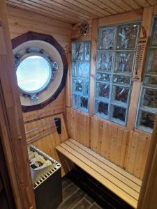 Cette petite chambre dispose d'un banc et d'une fenêtre. dans l'établissement Ship Windö, à Södertälje