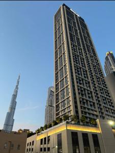 um edifício alto no meio de uma cidade em Ultimate Stay / 5 min walk from Dubai Mall / Brand New / Downtown em Dubai