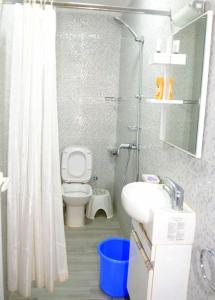een badkamer met een douche, een toilet en een wastafel bij Cozy Home in Tamraght, Surfing, jet skiing, buggy. in Tamraght Ouzdar