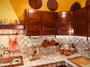 una cucina con piano di lavoro con pentole e padelle di Casa vacanze Pian di Corte a Belmonte del Sannio