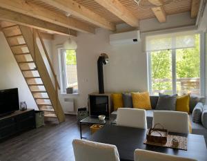 uma sala de estar com um sofá e uma televisão em M.F. em Chvalatice