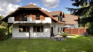 uma pequena casa branca com um jardim de relva em Naturnahe Gästewohnung im Heidelandhaus Henzendorf 