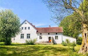Casa blanca con techo rojo y patio en Gorgeous Home In Hemse With Kitchen, en Hemse
