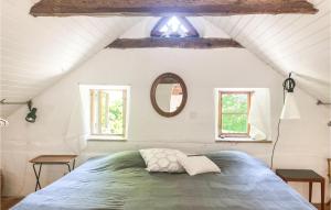 1 dormitorio con 1 cama grande en el ático en Gorgeous Home In Hemse With Kitchen, en Hemse