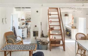 Habitación con escalera, mesa y sillas en Gorgeous Home In Hemse With Kitchen, en Hemse