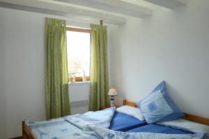 - une chambre avec un lit et une fenêtre dans l'établissement FeWo, Ferienwohnung, Peenemünde im Naturschutzgebiet, à Peenemünde