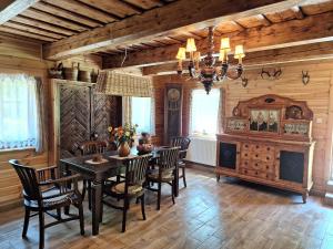 - une salle à manger avec une table et des chaises dans l'établissement Dom całoroczny JÓZEFINKA w Karkonoszach, à Kowary