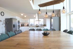 a kitchen and dining room with a large wooden table at Die Herberge in Rechlin