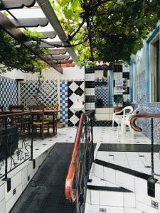 a patio with tables and chairs in a restaurant at Chapadão Hostel in Lençóis