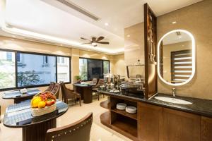 a living room with a table and a mirror at Blubiz Hotel Mỹ Đình (Blubiz Hotel 2) in Hanoi