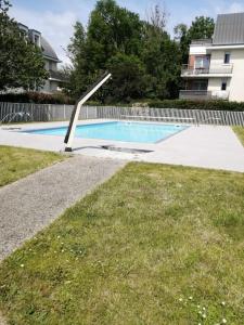 a swimming pool in a yard with a fence at Détent'Appart Proche Quais in Canteleu