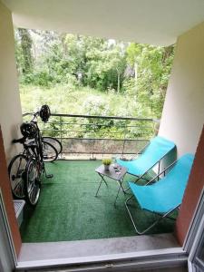 a balcony with a bike and a table and chairs at Détent'Appart Proche Quais in Canteleu