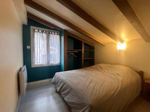 sypialnia z łóżkiem i oknem w obiekcie delille pere et fils w mieście Albertville