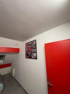 ラニーにあるSuperbe appartement Disneyland Paris Parkingの赤いドアと壁画のある部屋