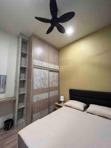 a bedroom with a bed and a ceiling fan at Lucky Home @ Quintet Tanah Rata in Cameron Highlands