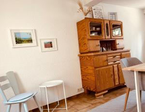 呂德斯海姆的住宿－"Cuvée" Magnum，用餐室配有木制橱柜和椅子