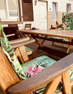 un gruppo di tavoli e sedie in legno con fiori di "Cuvée" Magnum a Rüdesheim am Rhein