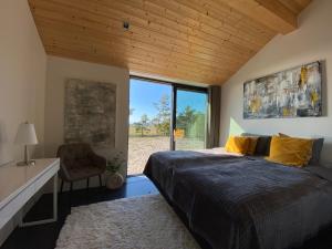 una camera da letto con un letto, una scrivania e una finestra di Seaside Rendezvous a Kalana