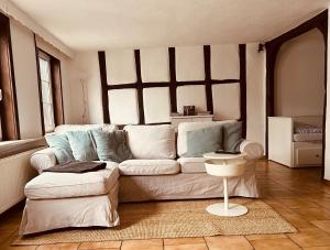 ein Wohnzimmer mit einem weißen Sofa und einem Tisch in der Unterkunft "Cuvée" Magnum in Rüdesheim am Rhein