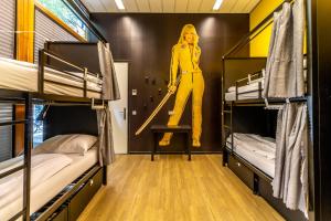 Hostelle - women only hostel Amsterdam客房内的一张或多张床位