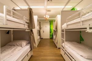 Hostelle - women only hostel Amsterdam客房内的一张或多张床位