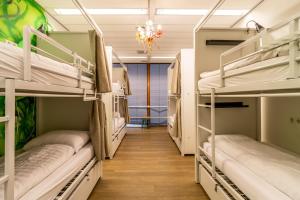 Hostelle - women only hostel Amsterdam客房内的一张或多张床位