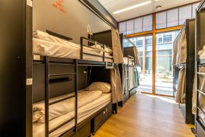 Hostelle - women only hostel Amsterdam客房内的一张或多张床位