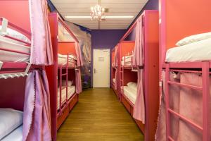 Hostelle - women only hostel Amsterdam客房内的一张或多张床位