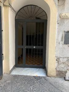 una puerta a un edificio con ventana en La casina del Conte en Nápoles