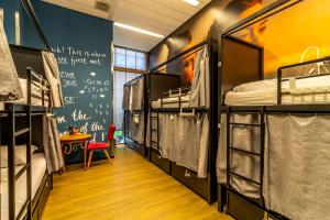 Hostelle - women only hostel Amsterdam客房内的一张或多张床位