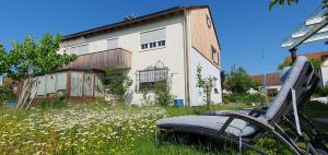Ein Garten an der Unterkunft Haus mit stilvoller Ferienwohnung und Tiny House nahe Ammersee für 2-6 Personen