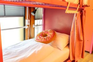 Hostelle - women only hostel Amsterdam客房内的一张或多张床位