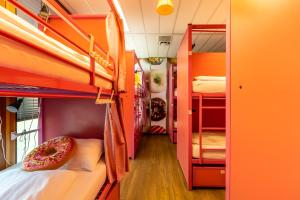 Hostelle - women only hostel Amsterdam客房内的一张或多张床位