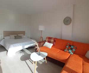 sala de estar con sofá y cama en Sunshine, What else?, en Las Palmas de Gran Canaria