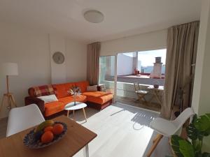 sala de estar con sofá y mesa en Sunshine, What else?, en Las Palmas de Gran Canaria