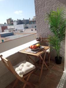 una mesa en un balcón con un bol de fruta en Sunshine, What else?, en Las Palmas de Gran Canaria