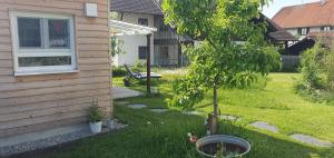 Ein Garten an der Unterkunft Haus mit stilvoller Ferienwohnung und Tiny House nahe Ammersee für 2-6 Personen