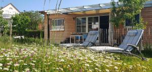 Ein Garten an der Unterkunft Haus mit stilvoller Ferienwohnung und Tiny House nahe Ammersee für 2-6 Personen