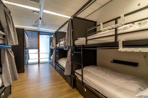Hostelle - women only hostel Amsterdam客房内的一张或多张床位